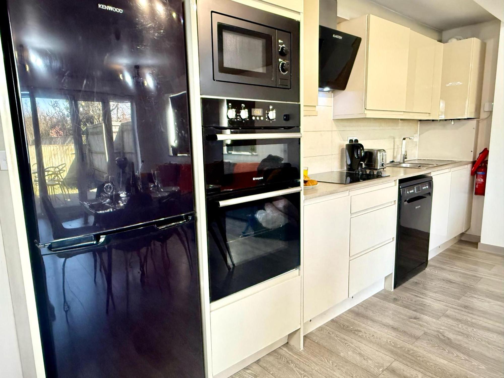 Horizon House, Stunning 2-bedroom Flat 1, Parking, Netflix, Appartamento *